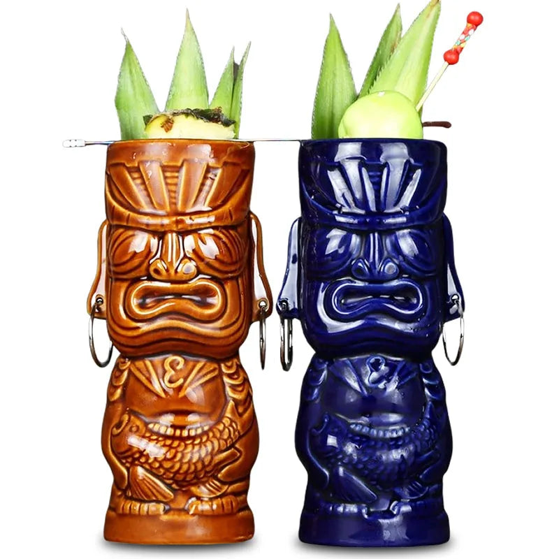 Duo de verres tiki Tahiti coloris marron cocotier et bleu océan garnis de feuilles d'ananas et de fruits
