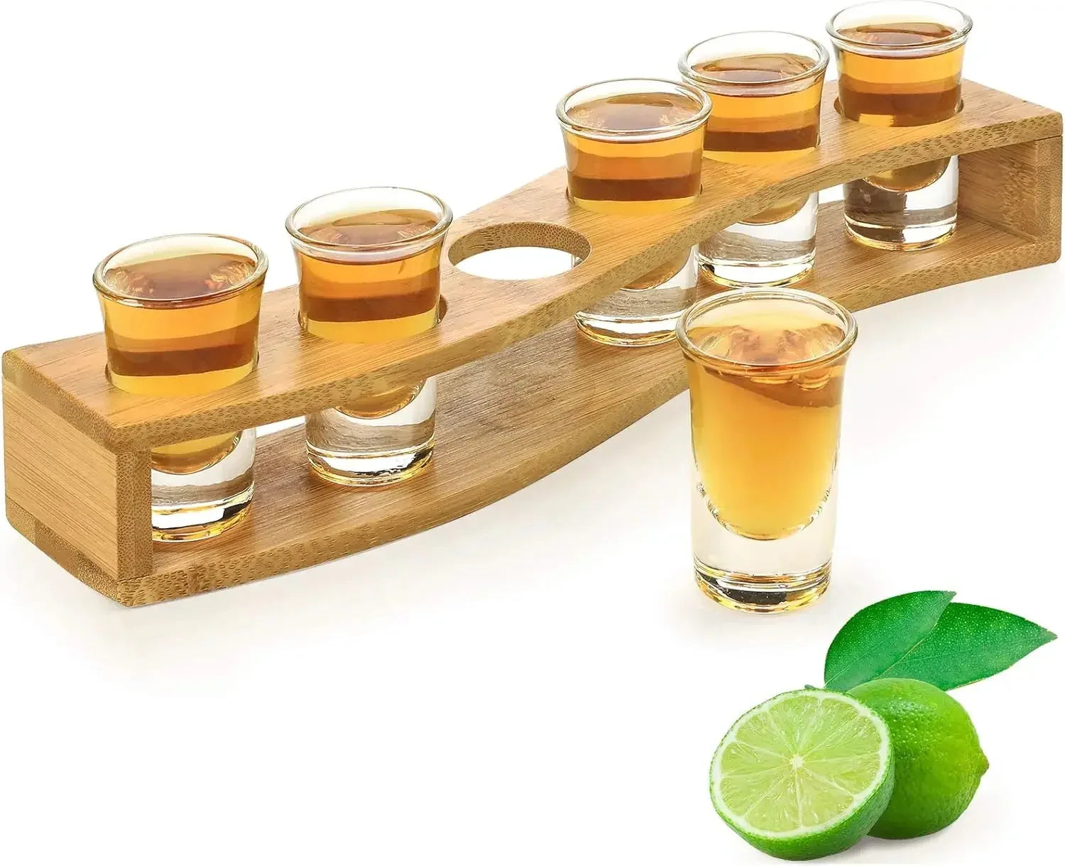Support en bambou avec six verres à shot remplis de tequila ambrée et citron vert coupé, présentation packshot sur fond blanc.