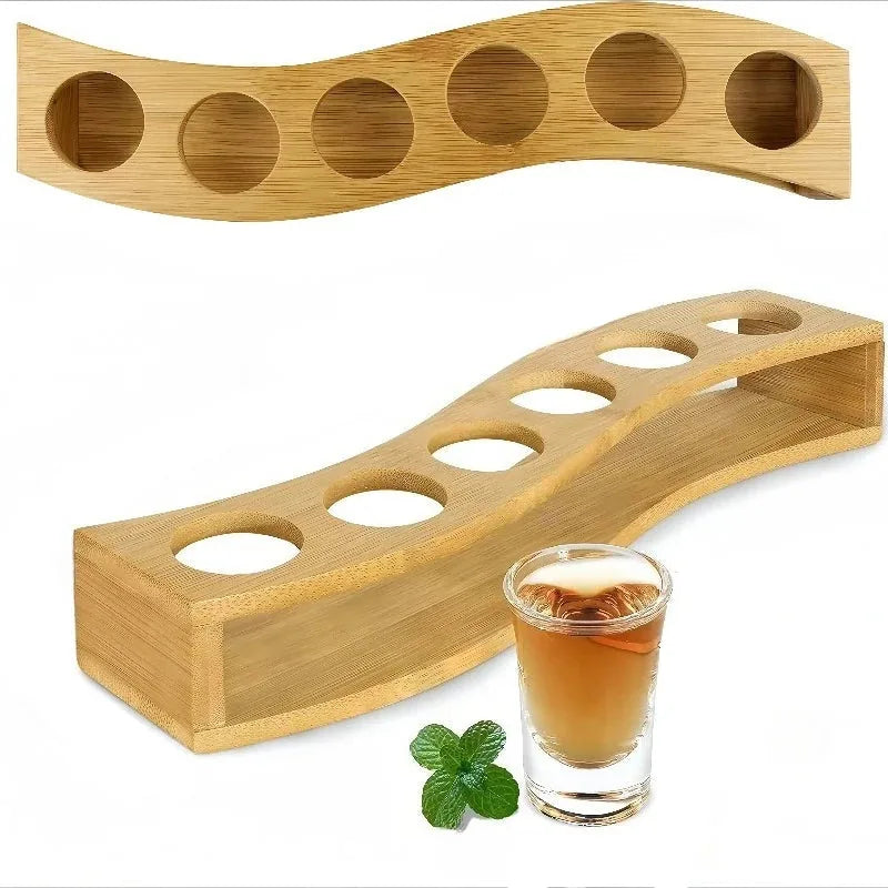 Vue éclatée du support en bambou à six emplacements, vide en haut et avec un verre à shot rempli inséré en bas, à côté d'une feuille de menthe.