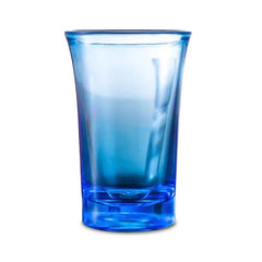 Verre à shot coloré bleu seul, photographié sur fond blanc.