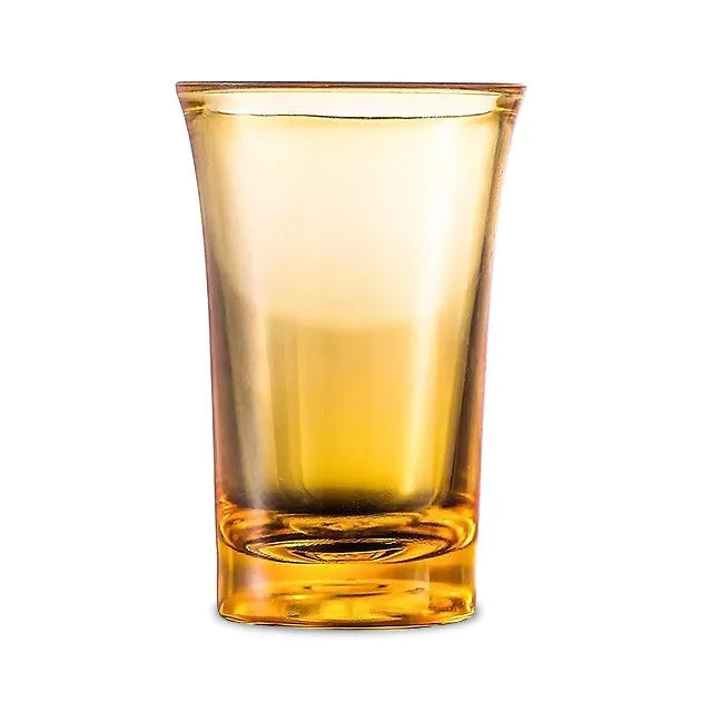 Verre à shot coloré orange seul, photographié sur fond blanc.