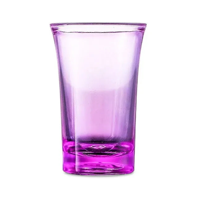 Verre à shot coloré violet seul, photographié sur fond blanc.