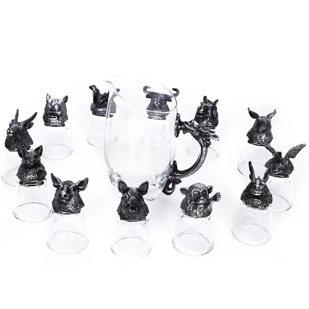 Ensemble complet des 12 verres à shot argentés et de la carafe, présentés en disposition libre sur fond blanc.