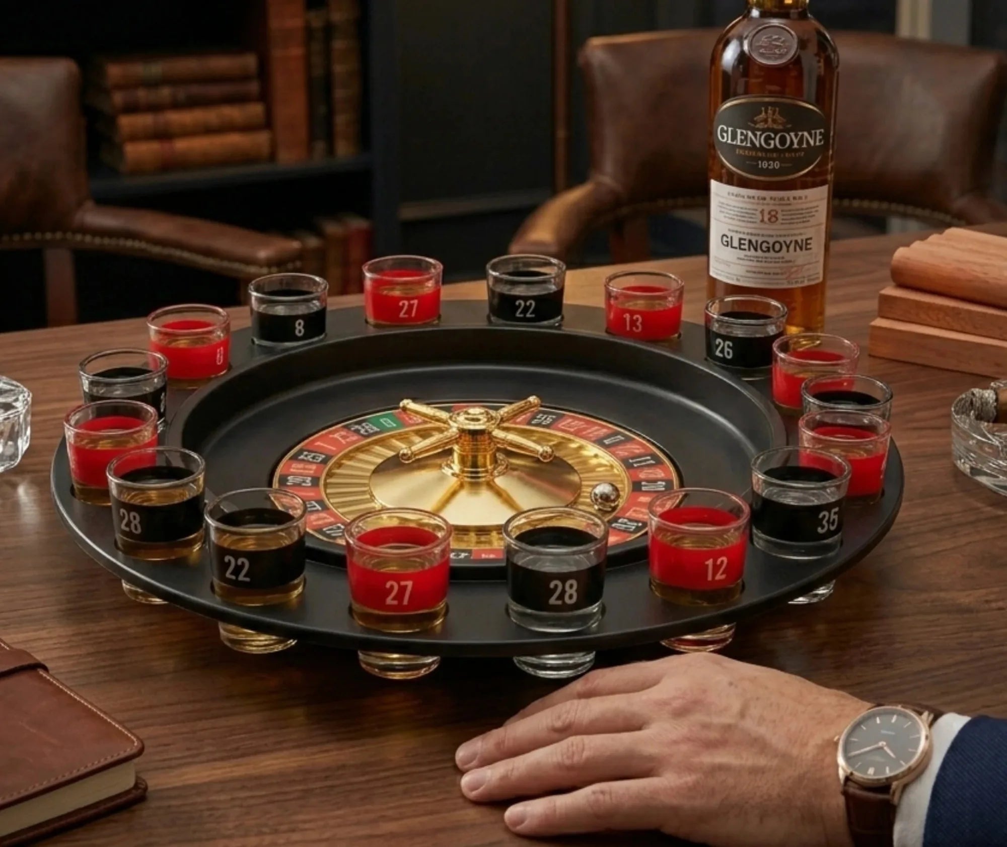 Photo en situation dans un salon cossu avec une bouteille de whisky Glengoyne en arrière-plan et le plateau de roulette à shots posé sur une table en bois.